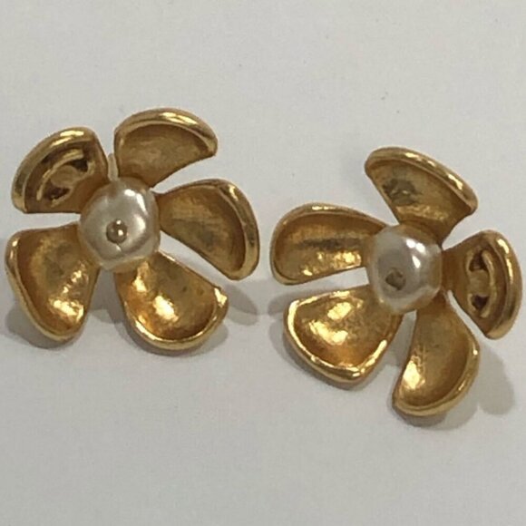 CHANEL CC Logos Pearl Flower Stud Earrings Gold Tone 03P Auth #5023